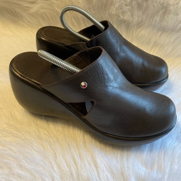 Tommy Hilfiger Platform Clogs Shoes Women’s Size 9M Brown Slip On/Off - Picture 2 of 8